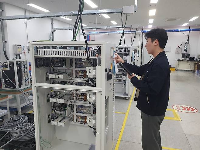 상혁재 대리가 칠러 자동화 공정 검사 중이다. 화성=윤현주 기자