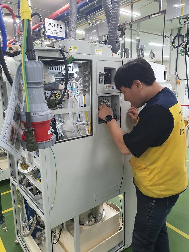 부성준 사원이 스크러버 부품 검사 중이다. 화성=윤현주 기자