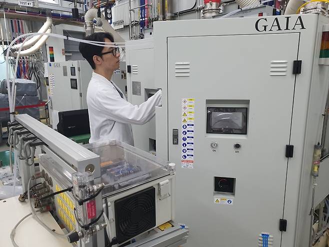 조윤희 주임이 스크러버 장비 알람을 점검하고 있다. 화성=윤현주 기자