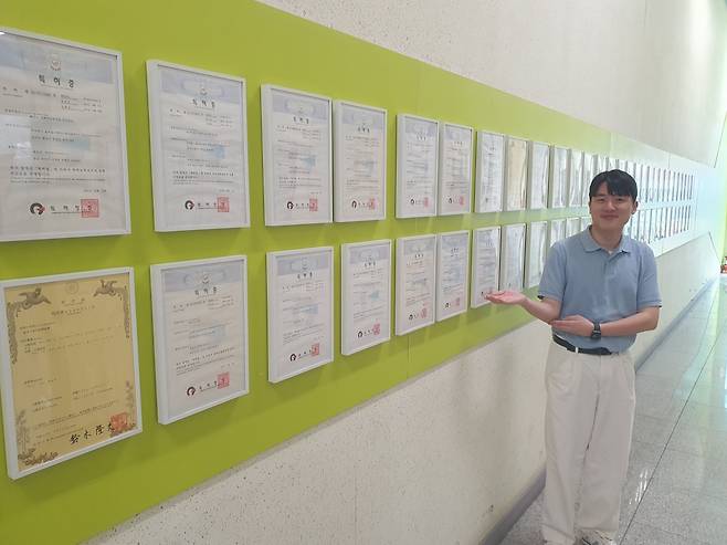 이희민 사원이 특허증들을 보여주고 있다. 화성=윤현주 기자