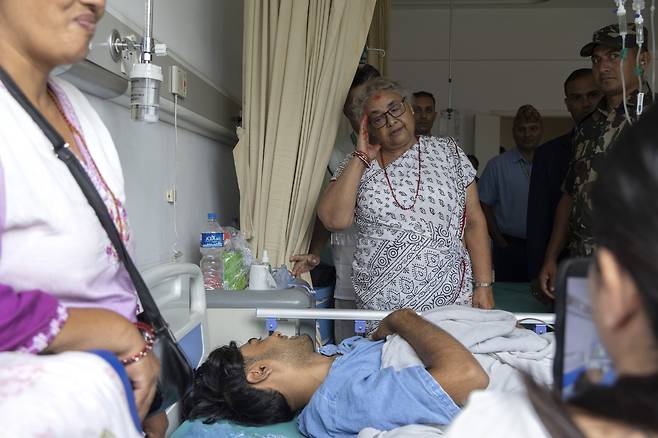 수실라 카르키 네팔 임시총리가 13일(현지시간) 네팔 카트만두의 병원에서 반정부 시위 부상자와 면담하고 있다. EPA연합뉴스