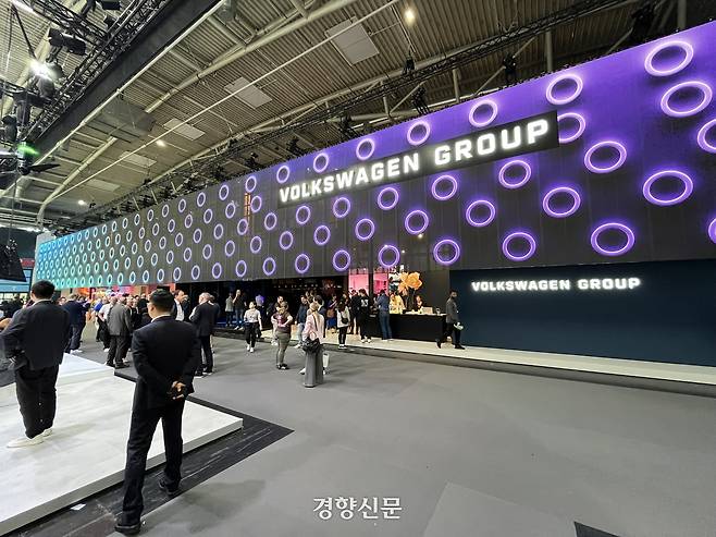 독일 뮌헨에서 열린 ‘IAA 모빌리티 2025’의 폭스바겐그룹 부스 입구. 뮌헨 ㅣ권재현 선임기자