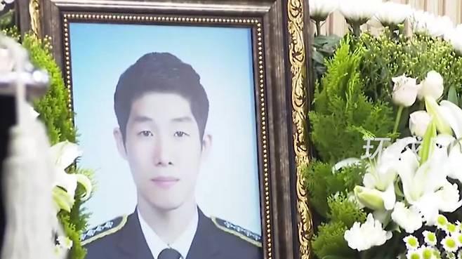 중국 국적 남성을 구조하다가 지난 11일 숨진 인천해양경찰서 소속 이재석 경사의 영정이 빈소에 놓여 있다. 환구시보 캡처