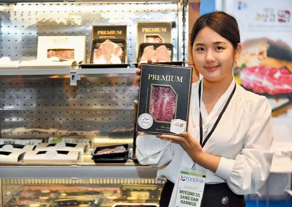 지난 6월 17일 한국농수산식품유통공사(aT) 주재로 열린 ‘두바이 K-푸드 페어’에서 행사 관계자가 할랄 인증 한우를 들어 보이고 있다. 공사 제공