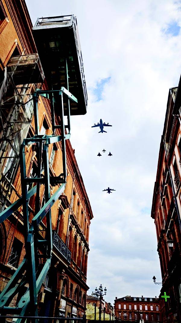 툴루즈에서 열린 에어쇼에서 항공기들이 편대를 이뤄 비행하고 있다.  정옥재 기자