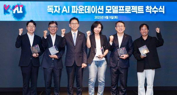 배경훈 과학기술정보통신부 장관은 지난 9일 서울 중구 르메르디앙 미드센츄리룸에서 열린 ‘독자 AI 파운데이션 모델 프로젝트 착수식’을 개최했다. 왼쪽부터 임우형 LG AI연구원장, 김유원 네이버클라우드 대표, 배 장관, 이연수 NC AI 대표, 유영상 SK텔레콤 대표, 김성훈 업스테이지 대표. 과기정통부 제공