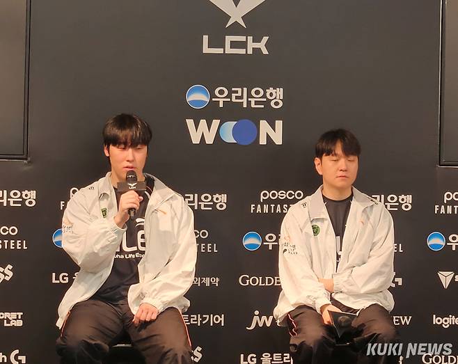 ‘제카’ 김건우와 최인규 감독이 14일 오후 3시 서울 종로구 롤파크 LCK 아레나에서 열린 ‘2025 LCK’ 플레이오프 2라운드 T1과의 경기가 끝난 뒤 취재진과 기자회견을 하고 있다. 송한석 기자