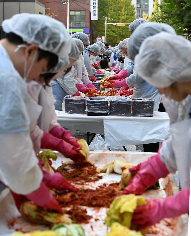 김장하는 모습. 윤웅 기자