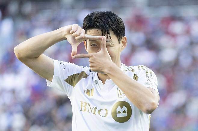 LAFC의 손흥민이 14일(한국시간) 미국 캘리포니아주 샌타클래라의 리바이스 스타디움에서 열린 새너제이 어스퀘이크스와의 2025 미국 메이저리그사커(MLS) 경기에서 선제골을 넣은 뒤 찰칵 세리머니를 하고 있다. 로이터연합뉴스