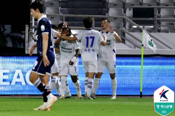 지난 13일 목동종합운동장에서 열린 ‘하나은행 K리그2 2025’ 29라운드 수원 삼성과 서울 이랜드 FC와의 경기에서 수원의 일류첸코가 결승골을 넣은 후 동료들과 기뻐하고 있다. 한국프로축구연맹