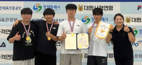 의정부 송현고가 ‘제34회 경찰청장기 전국사격대회’ 남자 고등부 공기권총 단체전에서 우승을 거둔 뒤 기념촬영을 하고 있다. 송현고 제공