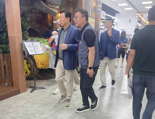 신동빈 롯데그룹 회장이 지난 13일 오후 롯데 '타임빌라스 수원점'을 방문, 현장 직원의 안내를 받으며 매장을 둘러보고 있다. 독자 제공