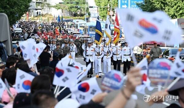 제75주년 인천상륙작전 기념 거리퍼레이드가 열린 14일 인천 동인천역 남광장 인근에서 해군, 해병대 의장대가 참전국 국기를 들고 시민들의 환호 속에 행진하고 있다. 조병석기자