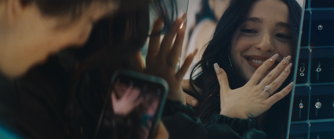 다이아몬드 반지를 끼고 즐거워하는 아노라 [유니버설 픽쳐스]