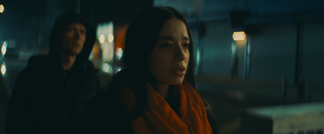 아노라와 하수인들은 이반을 찾기 위해 뉴욕의 추운 밤거리를 헤맨다. [유니버설 픽쳐스]