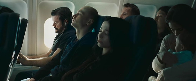 이혼하러 갈 때는 이반 가족의 전용기에서 조용하게 이동하던 아노라는 도장을 찍고 돌아올 때는 갓난아기의 울음소리가 들리는 이코노미석의 소란스러움을 견딘다. [IMDb]