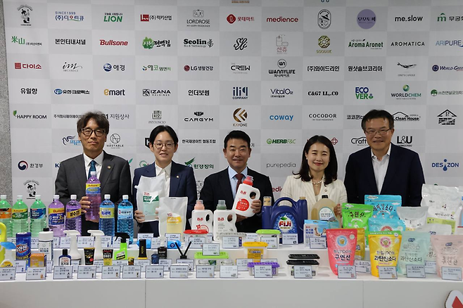 (왼쪽부터)금한승 환경부 차관, 조지연 국민의힘 의원, 박정 더불어민주당 의원, 김소희 국민의힘 의원, 박연재 환경부 환경정책보건국장이 지난 9일 ‘화학제품 안전관리 강화 어떻게 할 것인가?’ 토론회에서 기념사진을 촬영하고 있다. [조지연 국민의힘 의원실]