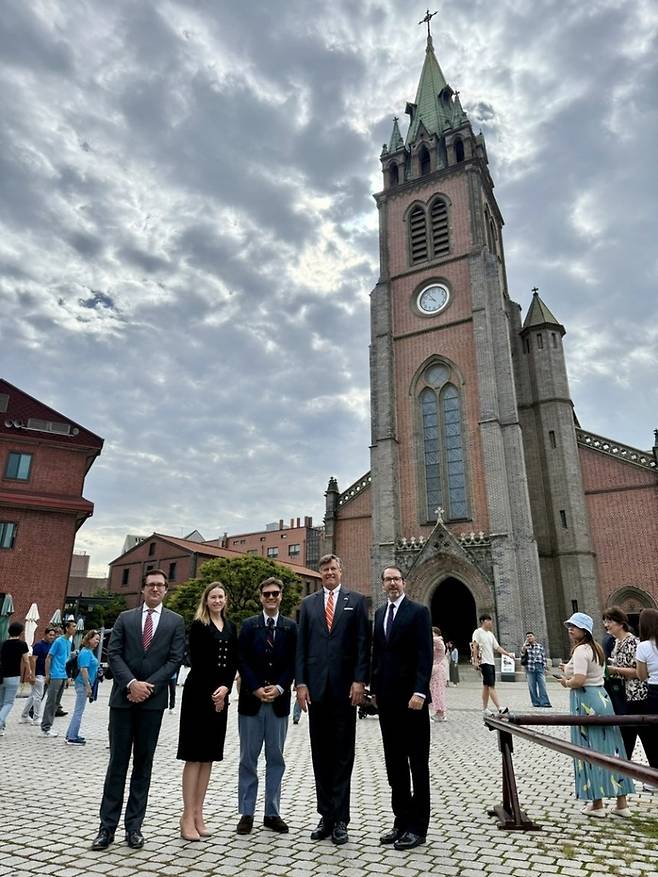 14일 크리스토퍼 랜도 미국 국무부 부장관이 서울 명동성당을 방문해 기념사진을 촬영하고 있다. [사진=랜도 부장관 엑스(X)]