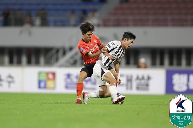 볼 다툼을 벌이고 있는 강원 FC 김대원(사진 왼쪽), FC 서울 최준. 사진=한국프로축구연맹