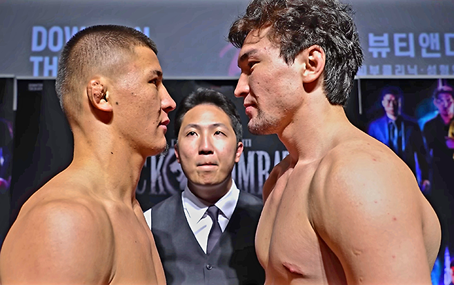 Alatoo Fighters League 플라이급 챔피언 ‘펜리르’ 다니야르 토이추베크 우울루가 2025년 8월 블랙컴뱃 15 미디어데이에서 Naiza FC 및 Alash Pride 밴텀급 챔피언 루슬란 사리예프와 마주 보고 있다. 가운데는 박평화 대표. 사진=이데아 파라곤