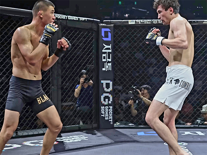 Alatoo Fighters League 챔피언 ‘펜리르’ 다니야르 토이추베크 우울루가 2025년 8월 인천광역시 영종국제도시 인스파이어 아레나 블랙컴뱃 15 밴텀급 5분×3라운드 경기에서 Naiza FC 및 Alash Pride 챔피언 ‘스컬’ 루슬란 사리예프를 상대하고 있다. 사진=이데아 파라곤