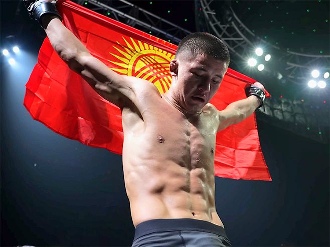 Alatoo Fighters League 플라이급 챔피언 ‘펜리르’ 다니야르 토이추베크 우울루가 2025년 8월 인천광역시 영종국제도시 인스파이어 아레나 블랙컴뱃 15 밴텀급 경기가 끝난 후 키르기스스탄 국기를 펼치고 있다. 사진=이데아 파라곤