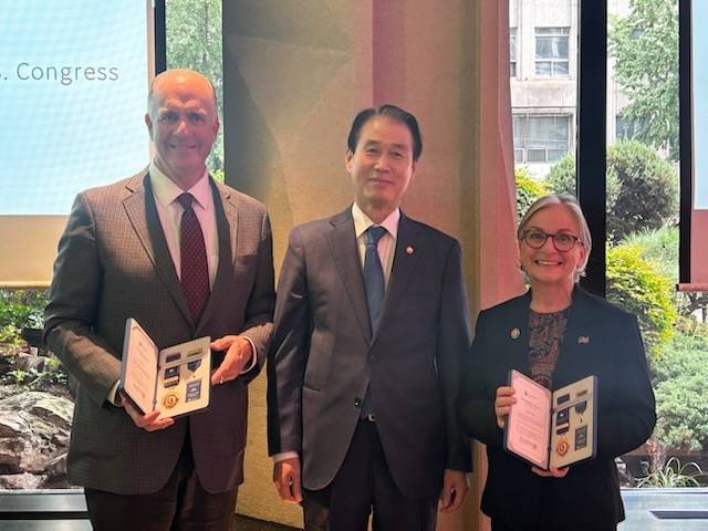 권오을 국가보훈부장관이 12일 서울 롯데호텔에서 6·25전쟁에 참전한 미국 참전용사의 유가족인 ‘수잔 와일드, 댄 킬디’  전 하원의원과 기념촬영을 하고 있다. 가보훈부 제공