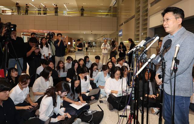 김동명 LG에너지솔루션 대표가 지난 12일 인천국제공항 제2터미널 입국장에서 미 이민·세관당국에 의해 구금됐던 조지아주 배터리 공장 근로자들과 귀국한 뒤 취재진 질문에 답하고 있다. 연합뉴스.