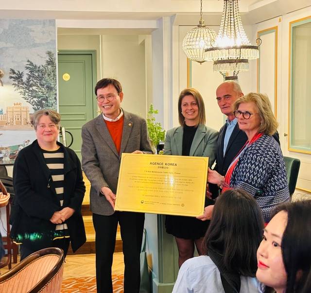 유민 광복회 기획조정실장(독립영웅아카데미 2기생 단장· 왼쪽 두번째)이 프랑스 파리 ‘마들렝 드 샐리스 호텔‘ 소유주인 앙스 플라스 낭스 부부에게 서영해 선생의 고려통신사 동판 표지석을 전달하고 있다. 국가보훈부와 광복회 명의의 해당 표지판에는 “마들랭 드 생리스 호텔은 한국인 독립운동가 서영해가 파리 시내 말브랑스 7번지에 언론사인 고려통신사를  세워 유럽 전역에 한국 독립의 정당을 유럽전역에 알린 역사적인 장소”라고  쓰여 있다. 광복회 제공