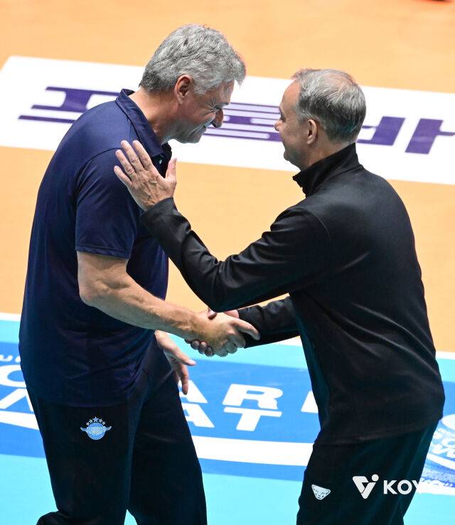 대한항공 헤난 달 조토 감독과 우리카드 마우리시오 파에스 감독./KOVO