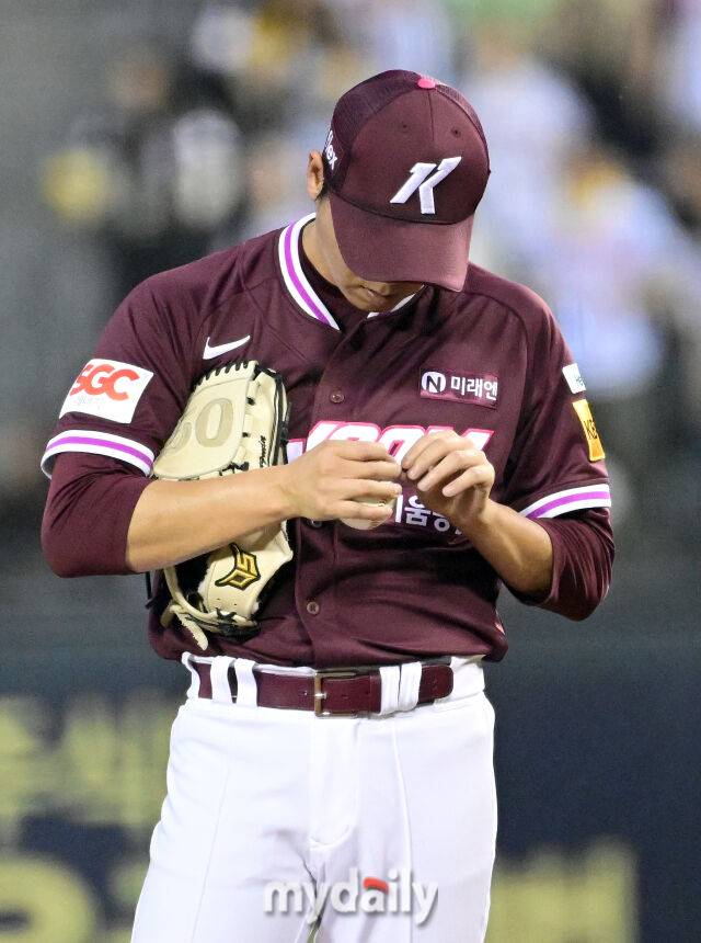 2025년 5월 15일 오후 서울 잠실구장에서 진행된 '2025 신한 SOL뱅크 KBO 리그' 키움 히어로즈와 LG 트윈스의 경기. 키움 선발투수 하영민이 5회말 투구를 하던 중 손톱을 만지고 있다./마이데일리