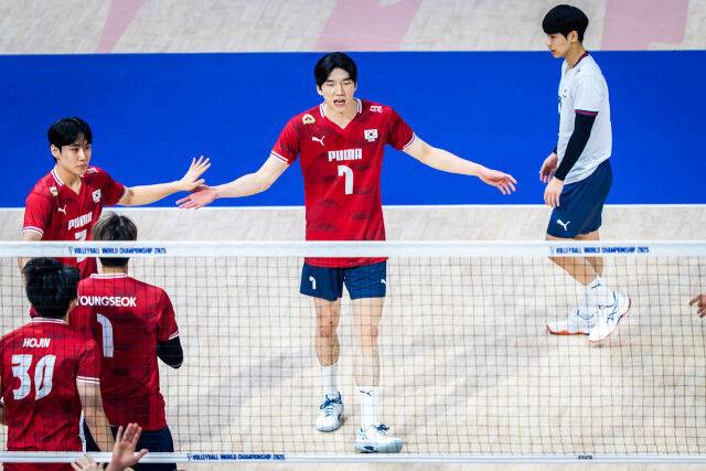 아쉬워하는 허수봉(사진 중앙)./Volleyballworld