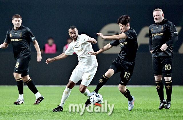 박지성과 애슐리 콜이 14일 오후 서울 상암동 서울월드컵경기장에서 진행된 '2025 넥슨 아이콘 매치' 에서 볼다툼을 벌이고 있다. ‘2025 아이콘 매치’는 2000년대 세계 축구를 호령했던 호나우지뉴, 가레스 베일, 웨인 루니, 디디에 드로그바, 스티븐 제라드, 티에리 앙리, 박지성, 리오 퍼디낸드 등이 ‘공격수팀’(FC 스피어)과 ‘수비수팀’(실드 유나이티드)으로 맞붙어 ‘창과 방패’의 대결을 펼치는 경기다./서울월드컵경기장=송일섭 기자