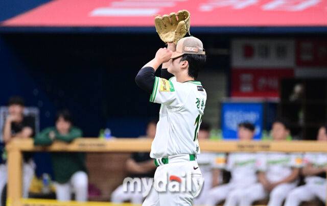 2025년 7월 24일 오후 서울 고척스카이돔에서 열린 '2025 신한 SOL뱅크 KBO 리그' 롯데 자이언츠와 키움 히어로즈의 경기. 키움 선발투수 정현우가 5회초 3실점 한 뒤 아쉬워하고 있다./마이데일리