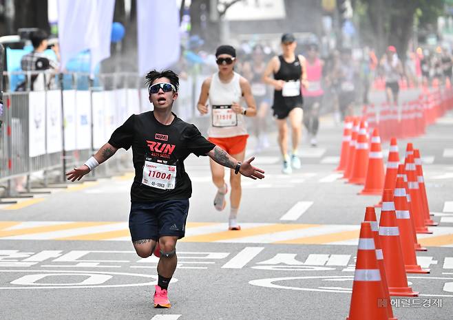 14일 오전 서울 중구 서울광장 인근 ‘마블런 2025 서울’ 결승점에 참가자들이 들어서고 있다. 임세준 기자