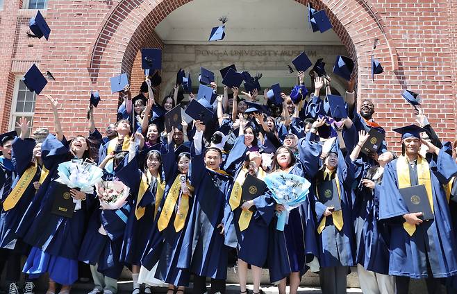 부산 서구 동아대학교 부민캠퍼스에서 열린 2024학년도 후기 외국인 유학생 졸업환송회에서 식을 마친 외국인 유학생들이 석당박물관 앞에서 기념사진을 찍고 있다. 이번 학기 외국인 유학생 졸업생은 학부 22명 일반대학원 45명 국제전문대학원 7명 등 9개국 74명이다. [연합]