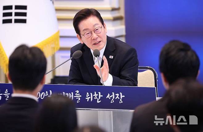 [서울=뉴시스] 고범준 기자 = 이재명 대통령이 11일 청와대 영빈관에서 열린 취임 100일 기자회견 '회복을 위한 100일, 미래를 위한 성장'에서 발언하고 있다. (대통령실통신사진기자단) 2025.09.11. bjko@newsis.com