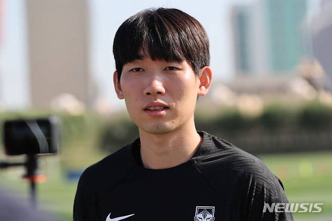 [도하(카타르)=뉴시스] 김근수 기자 = 대한민국 축구대표팀 홍현석이 13일(현지시간)  카타르 도하 알 에글라 트레이닝센터에서 열린 훈련에 앞서 취재진 질문에 답하고 있다. 위르겐 클린스만 감독이 이끄는 대표팀은 오는 15일 E조 조별리그 첫 경기인 바레인전을 시작으로 20일 요르단, 25일 말레이시아와 경기를 치른다. 2024.01.13. ks@newsis.com