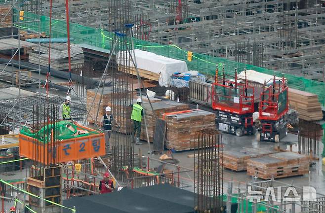 [서울=뉴시스] 황준선 기자 = 지난 7월 16일 서울 시내 한 공사현장에서 근로자들이 업무를 하고 있다. 2025.07.16. hwang@newsis.com