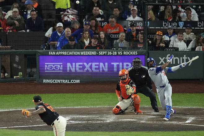 [샌프란시스코=AP/뉴시스] LA 다저스 테오르카 에르난데스가 14일(한국 시간) 미국 캘리포니아주 샌프란시스코의 오라클 파크에서 열린 2025 MLB 샌프란시스코 자이언츠와의 경기에서 안타를 치고 있다. 2025.09.14.