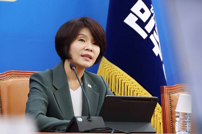 더불어민주당 한정애 정책위의장이 14일 서울 여의도 국회에서 정부조직 개편 등 현안 관련 기자간담회를 하고 있다. 연합뉴스
