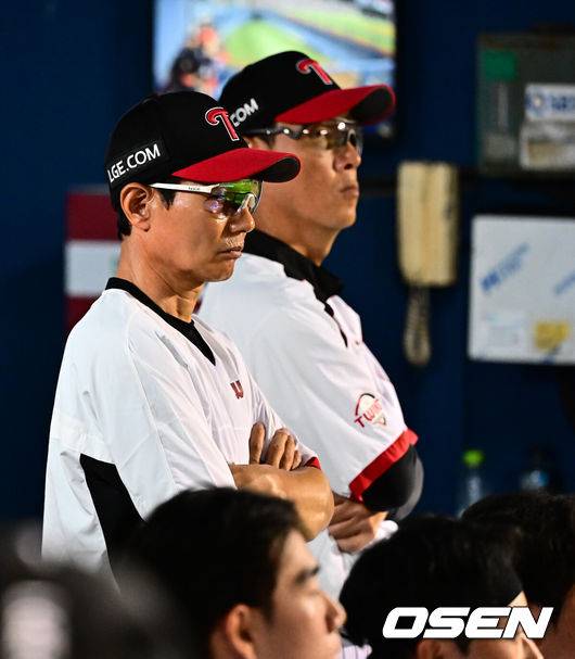 [OSEN=잠실, 지형준 기자] 프로야구&nbsp;KIA 타이거즈가 LG 트윈스에 승리하며 2연승을 이어갔다.&nbsp;KIA는 13일 서울 잠실구장에서 열린 2025 KBO리그&nbsp;LG와 경기에서 6-3으로&nbsp;승리했다.&nbsp;KIA 선발 이의리는 6이닝 3피안타 1피홈런 5볼넷 3탈삼진 2실점으로 시즌 첫 승을 기록했다. 위즈덤이 선제 솔로포, 최형우가 역전 결승 홈런을 터뜨렸다. 박찬호는 4안타 맹타를 기록했다.&nbsp;9회말 LG 염경엽 감독이 경기를 지켜보고 있다. 2025.09.13 /jpnews@osen.co.kr