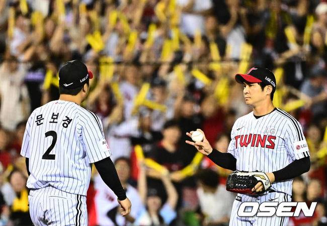 [OSEN=잠실, 지형준 기자] 13일 오후 서울 잠실구장에서 ‘2025 신한 SOL Bank KBO리그’ LG 트윈스와 KIA 타이거즈의 경기가 열렸다.LG는 임찬규, KIA는 이의리가 선발로 나섰다.9회초 무사 1,3루에서 LG 문보경이 KIA 김규성의 3루땅볼에 포구 실책을 범하며 아쉬워하고 있다. 2025.09.13 /jpnews@osen.co.kr