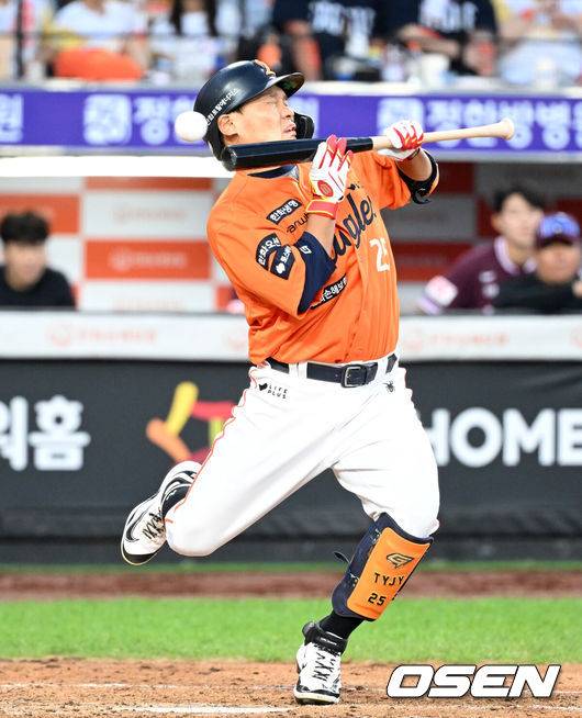 [OSEN=대전, 이대선 기자] 13일 오후 대전 한화생명볼파크에서 2025 신한 SOL Bank KBO리그 한화 이글스와 키움 히어로즈의 경기가 열렸다.한화는 폰세, 키움은 하영민을 선발 투수로 내세웠다.4회말 무사 1,2루에서 한화 김태연이 키움 하영민 투구에 맞고 있다. 2025.09.13 /sunday@osen.co.kr