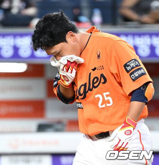 [OSEN=대전, 이대선 기자] 13일 오후 대전 한화생명볼파크에서 2025 신한 SOL Bank KBO리그 한화 이글스와 키움 히어로즈의 경기가 열렸다.한화는 폰세, 키움은 하영민을 선발 투수로 내세웠다.4회말 무사 1,2루에서 한화 김태연이 키움 하영민 투구에 맞고 교체되고 있다. 2025.09.13 /sunday@osen.co.kr