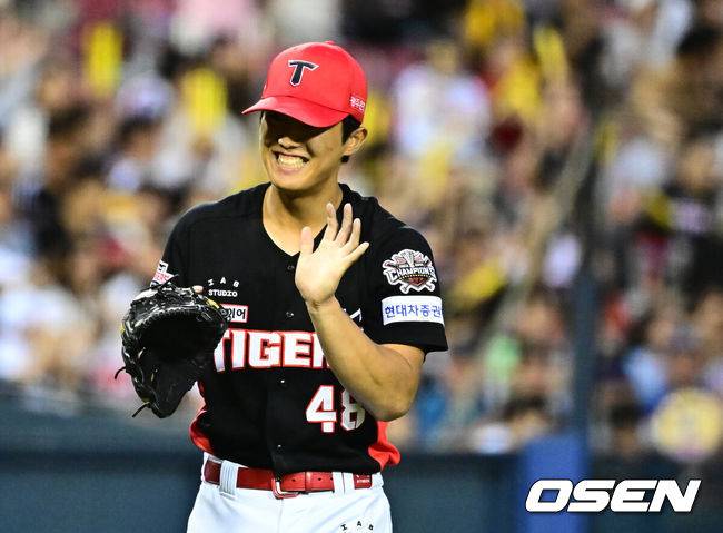 [OSEN=잠실, 지형준 기자] 13일 오후 서울 잠실구장에서 ‘2025 신한 SOL Bank KBO리그’ LG 트윈스와 KIA 타이거즈의 경기가 열렸다.LG는 임찬규, KIA는 이의리가 선발로 나섰다.6회말 무사 1루에서 KIA 이의리가 LG 문보경을 2루땅볼 병살로 처리하며 미소짓고 있다. 2025.09.13 /jpnews@osen.co.kr