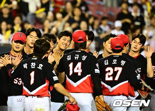 [OSEN=잠실, 지형준 기자] 프로야구&nbsp;KIA 타이거즈가 LG 트윈스에 승리하며 2연승을 이어갔다.&nbsp;KIA는 13일 서울 잠실구장에서 열린 2025 KBO리그&nbsp;LG와 경기에서 6-3으로&nbsp;승리했다.&nbsp;KIA 선발 이의리는 6이닝 3피안타 1피홈런 5볼넷 3탈삼진 2실점으로 시즌 첫 승을 기록했다. 위즈덤이 선제 솔로포, 최형우가 역전 결승 홈런을 터뜨렸다. 박찬호는 4안타 맹타를 기록했다.&nbsp;경기를 마치고 KIA 이의리가 동료선수들과 승리 하이파이브를 하고 있다. 2025.09.13 /jpnews@osen.co.kr