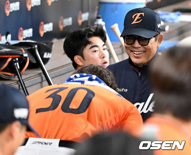 [OSEN=대전, 이대선 기자] 13일 오후 대전 한화생명볼파크에서 2025 신한 SOL Bank KBO리그 한화 이글스와 키움 히어로즈의 경기가 열렸다.한화는 폰세, 키움은 하영민을 선발 투수로 내세웠다.6회초 수비를 마친 한화 폰세가 더그아웃에서 양상문 코치에게 이나를 하고 있다. 2025.09.13 /sunday@osen.co.kr