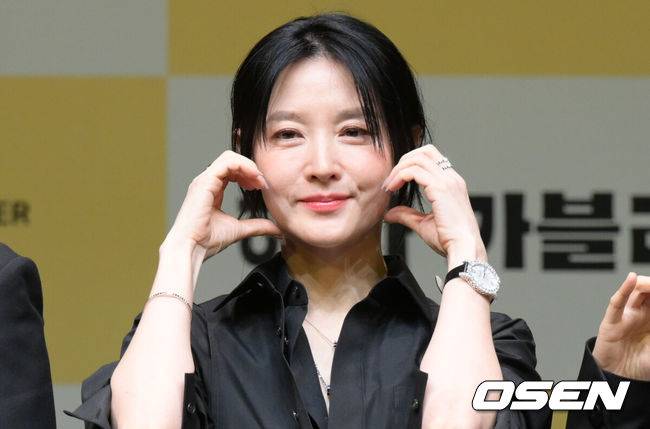 [OSEN=조은정 기자]연극 ‘헤다 가블러’ 제작발표회가 8일 오후 서울 강서구 LG아트센터 서울에서 열렸다.이날 현장에는 이현정 LG아트센터장을 비롯해 연출가 전인철, 배우 이영애, 김정호, 지현준, 이승주, 백지원 등이 참석했다.배우 이영애가 포즈를 취하고 있다. 2025.04.08 /cej@osen.co.kr