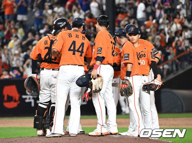 [OSEN=대전, 이대선 기자] 프로야구 한화 이글스가 키움 히어로즈 상대로 12연승을 질주했다. 에이스 코디 폰세가 개막 17연승을 거두며&nbsp;무패 행진을 이어갔고, 루이스 리베라토가 만루 홈런을 폭발했다.&nbsp;한화는 13일 대전 한화생명볼파크에서 열린 2025 신한 SOL Bank KBO리그 키움과의 홈경기를 10-5로 이겼다.&nbsp;경기 종료 후 한화 선수들이 승리의 기쁨을 나누고 있다. 2025.09.13 /sunday@osen.co.kr